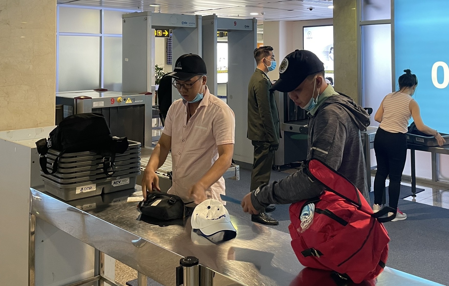 Sanh A san bay Tan Son Nhat them 5 may soi chieu an ninh hinh anh