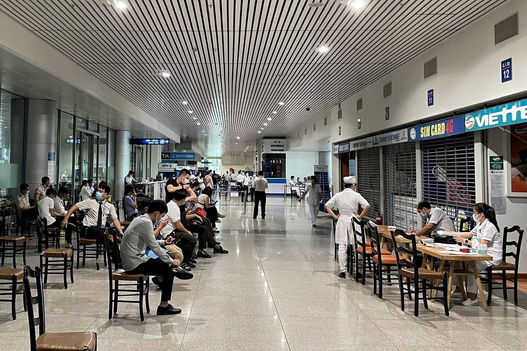 tiem vaccine cho nhan vien san bay anh 1