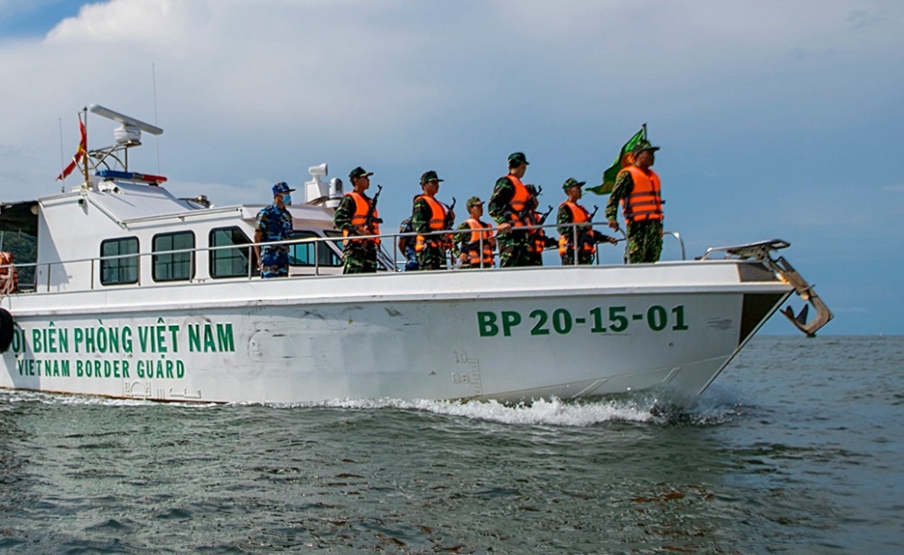 Huy dong bo doi vao bien gioi Tay Nam de phong, chong Covid-19 hinh anh