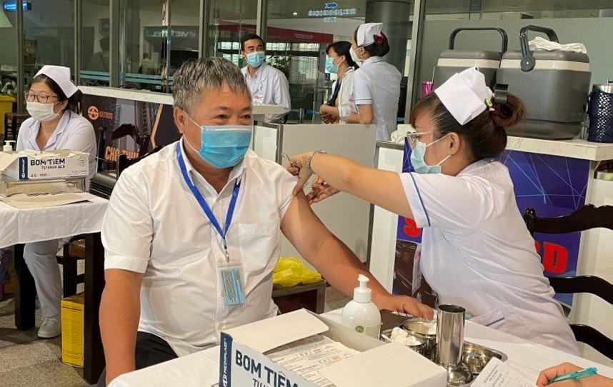 Nhan vien san bay Tan Son Nhat duoc tiem vaccine Covid-19 hinh anh