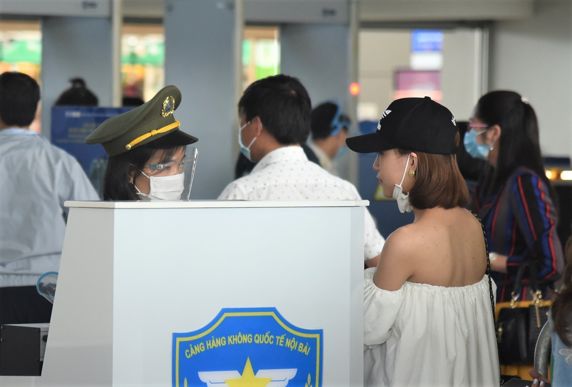 Cuc Hang khong yeu cau hoan tra phi san bay neu khach huy ve hinh anh