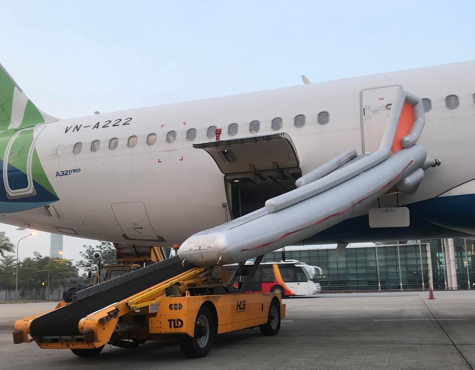 hanh khach mo cua thoat hiem anh 1