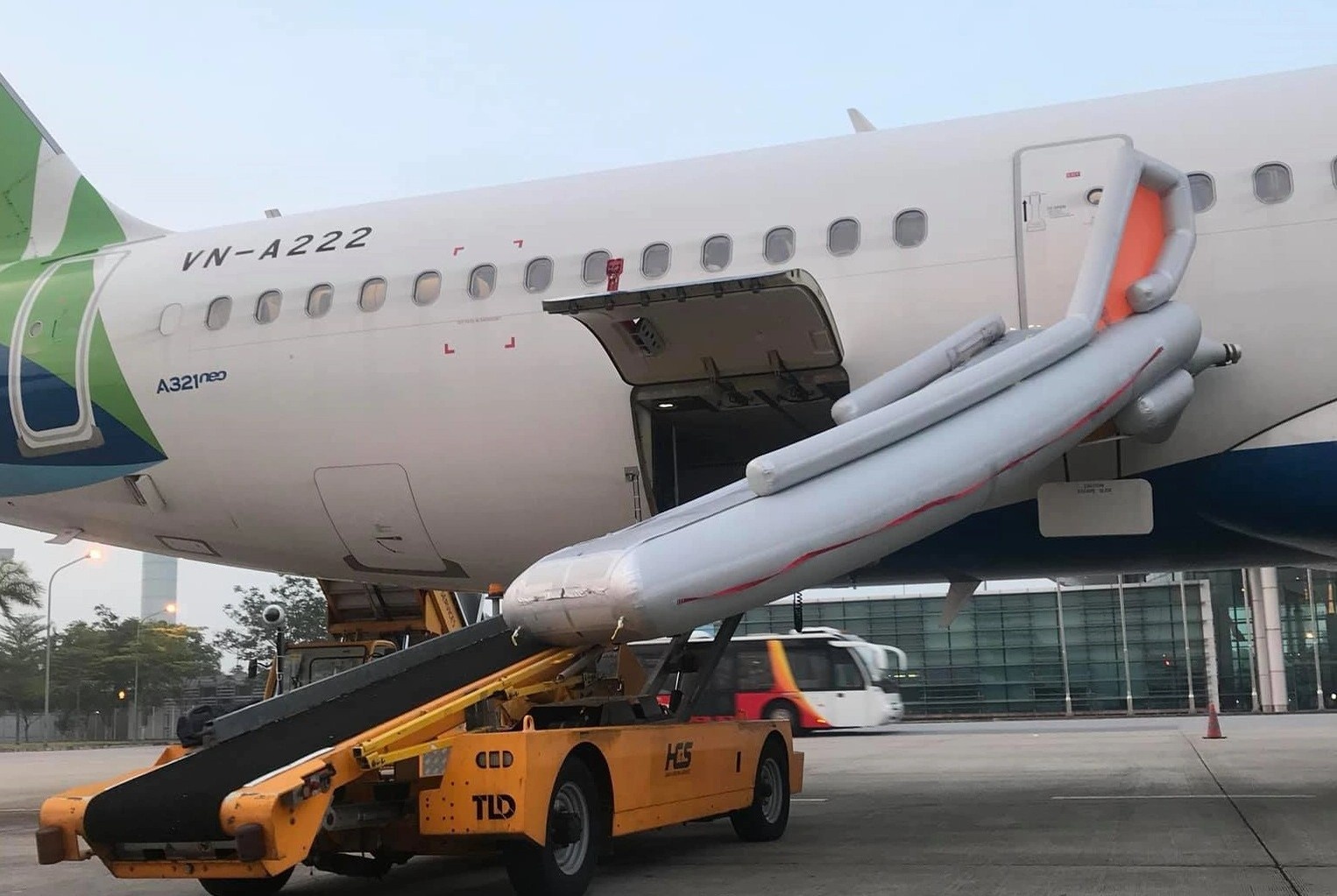 Hanh khach keo cua thoat hiem khien may bay bung phao hinh anh