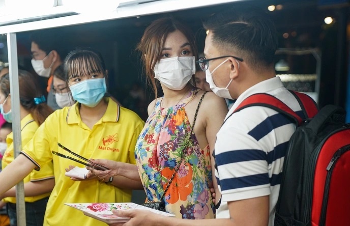 Bo Van hoa yeu cau tam dung le hoi, han che du lich hinh anh