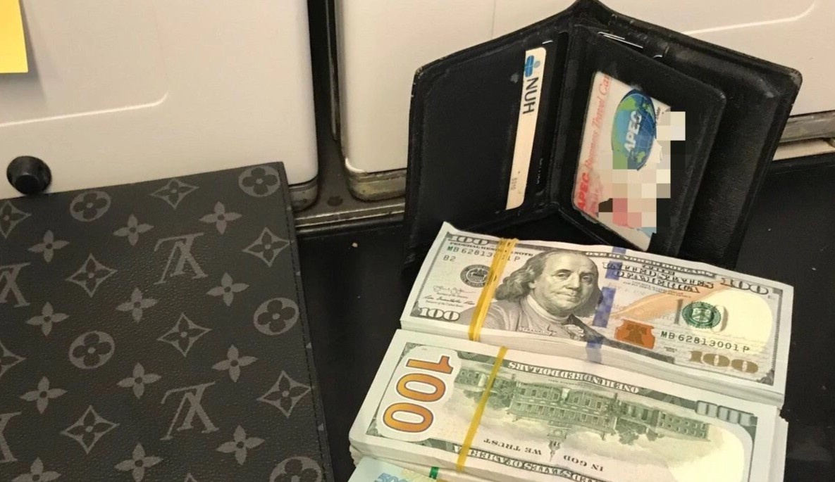 Hanh khach bo quen hon 1 ty tren may bay hinh anh