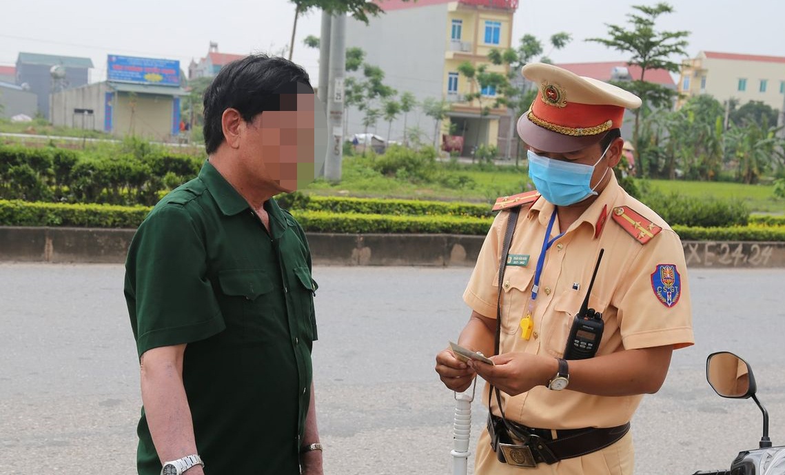 246 nguoi o Vinh Phuc khong deo khau trang bi phat hon 300 trieu hinh anh