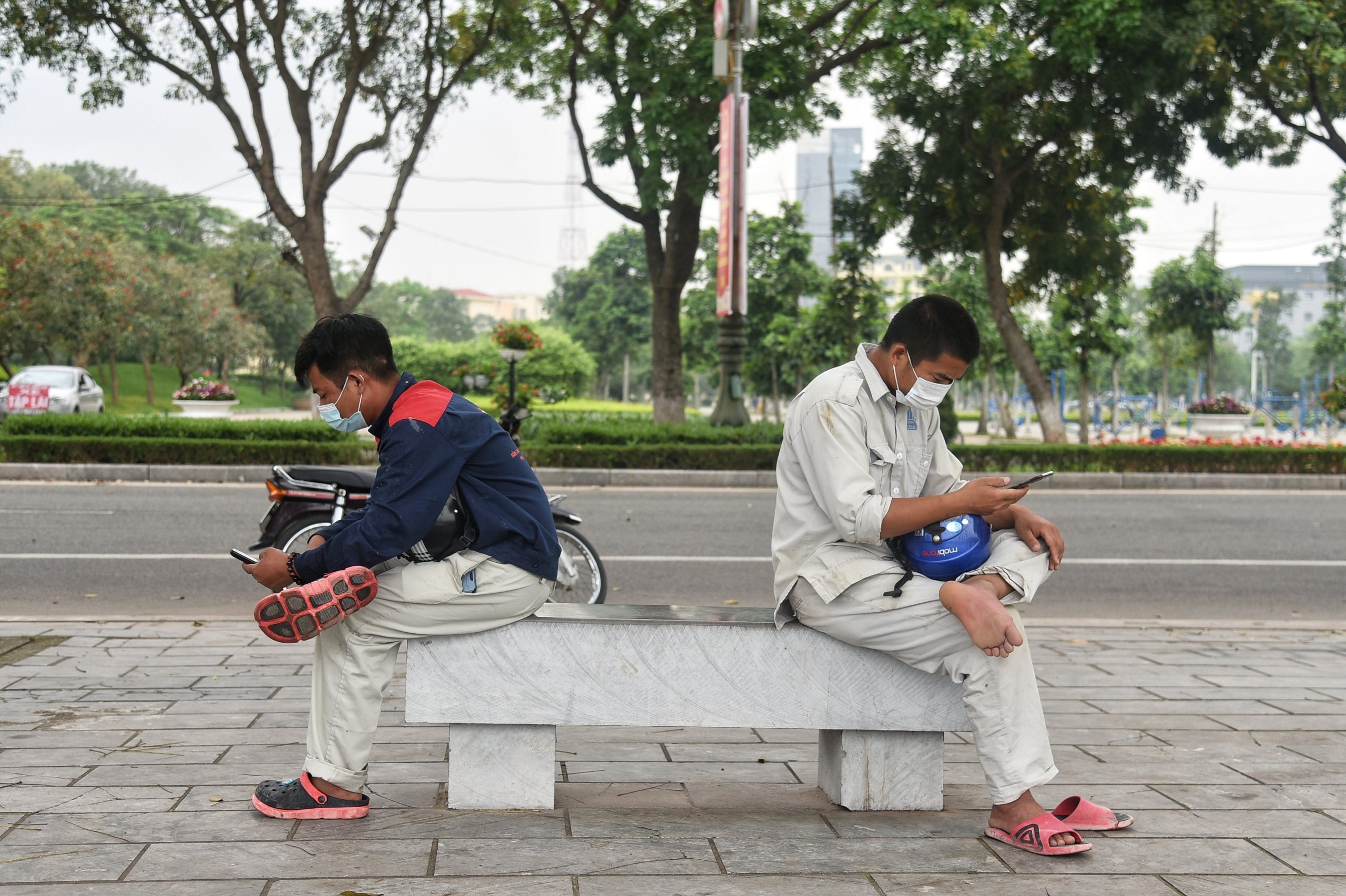 Thanh pho Vinh Yen trong ngay dau gian cach xa hoi hinh anh