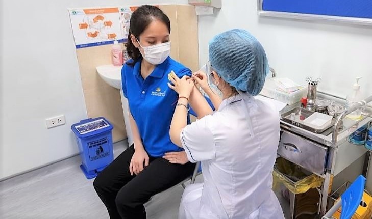 Tiem vaccine Covid-19 cho tiep vien, phi cong hinh anh