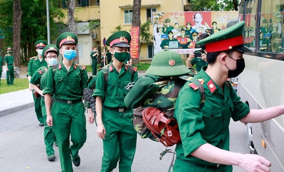 Sinh vien quan y chi vien cho Bac Ninh hinh anh