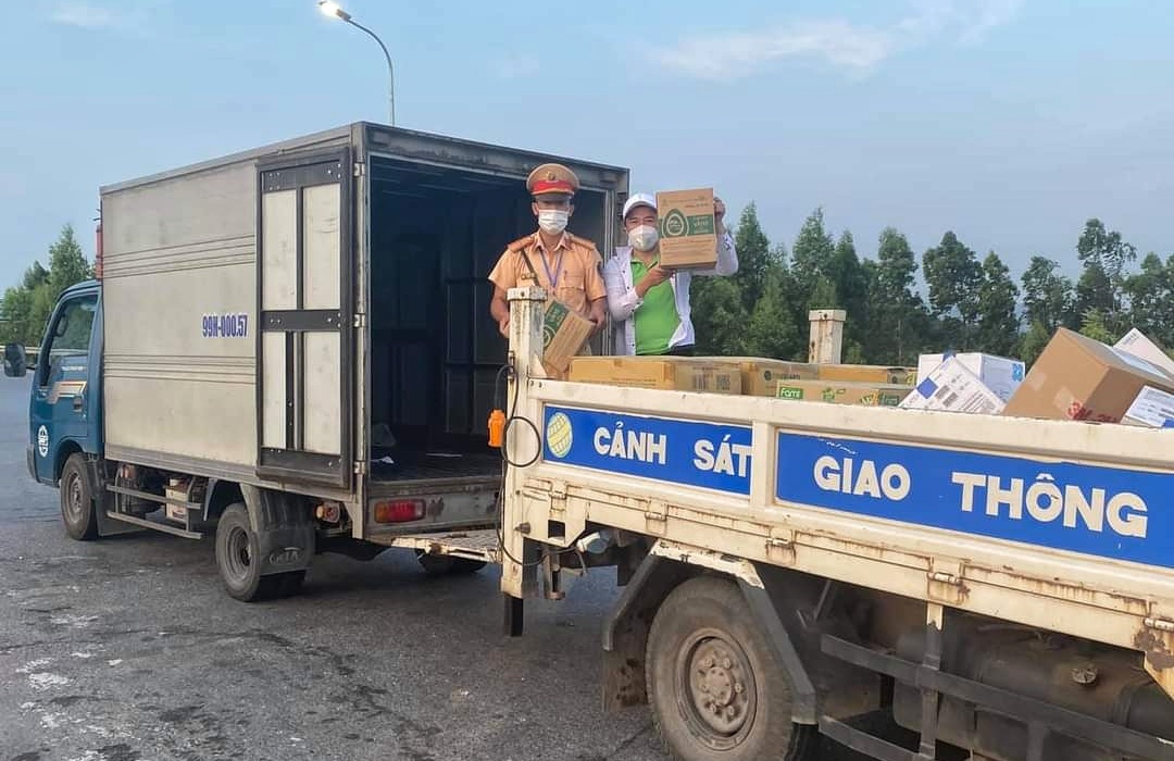 Chi vien cho Bac Giang chong dich anh 1