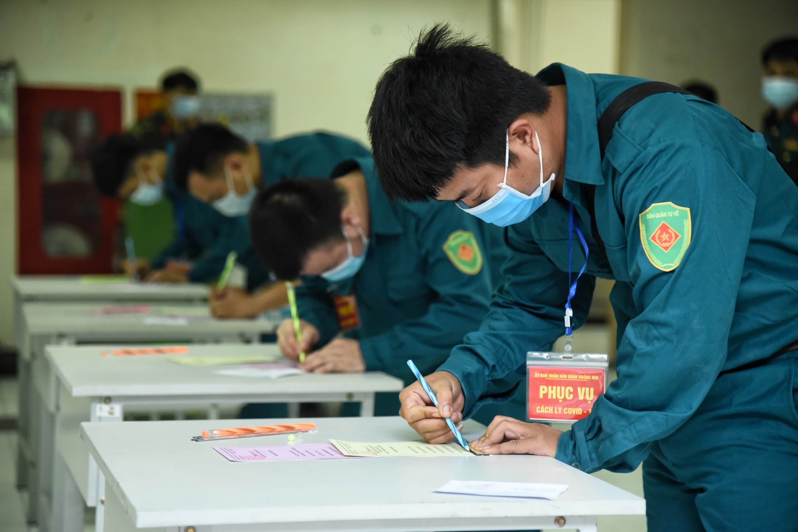 bau cu o khu cach ly anh 2