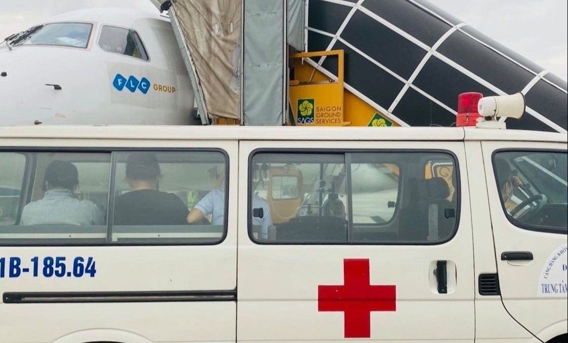 Hang bay 'pha le' de dua tre sinh non di cap cuu hinh anh