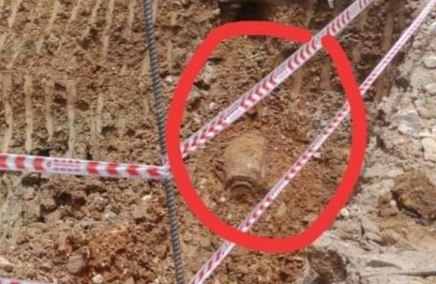 Duong sat Bac - Nam gian doan vi co bom gan duong ray hinh anh