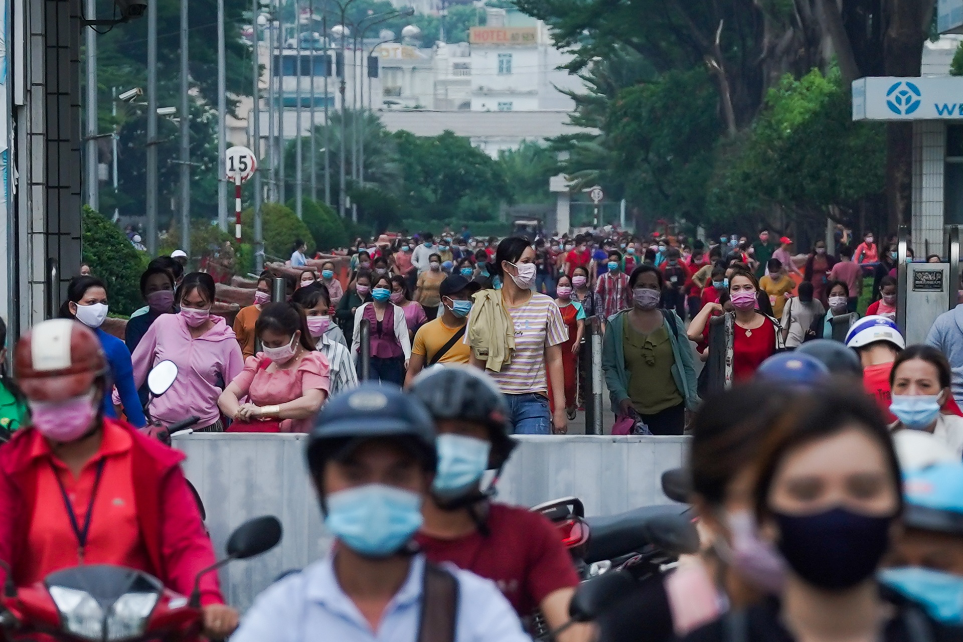 gian cach 1, 5 m chong dich anh 3