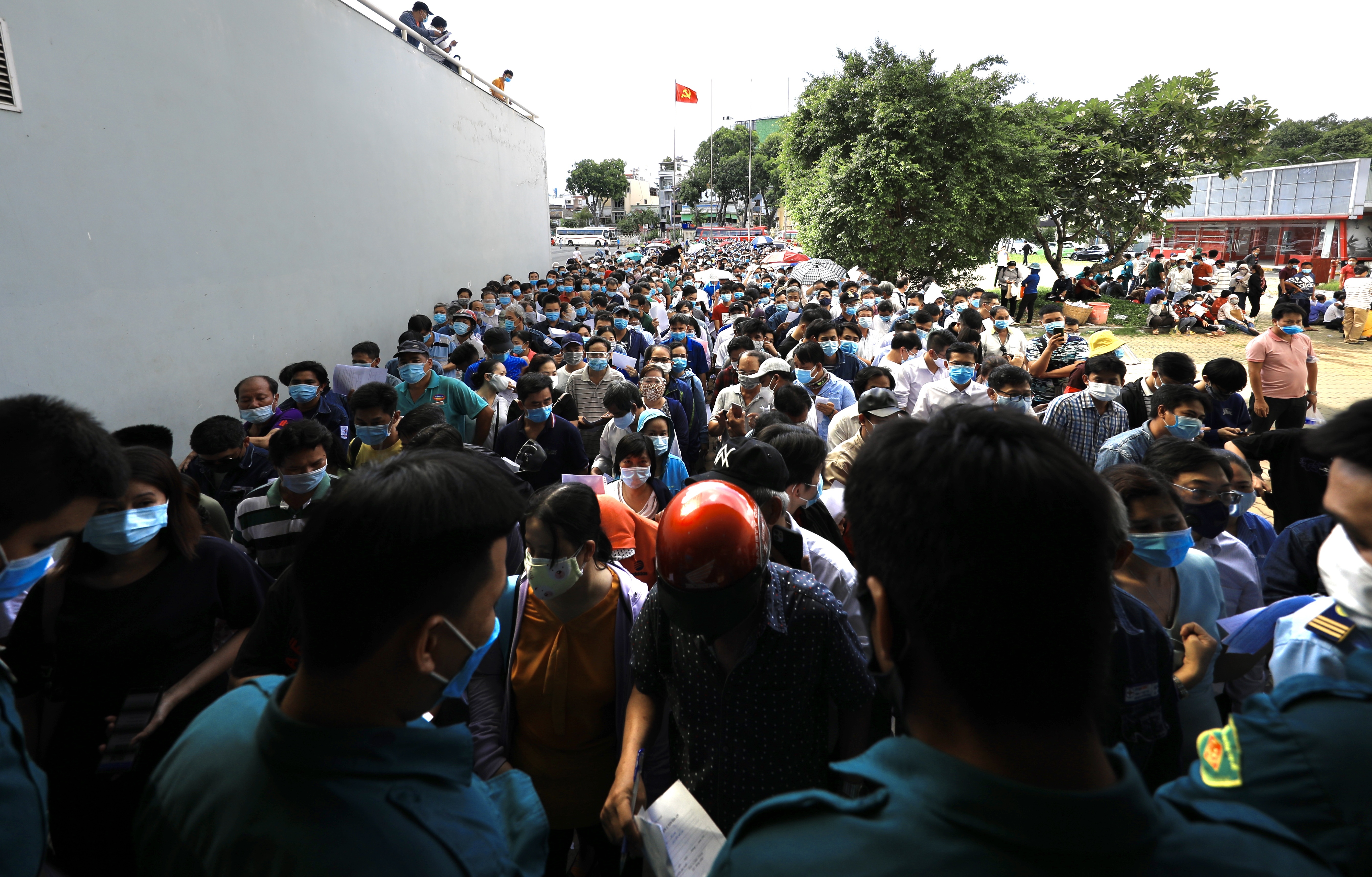 tiem vaccine Covid-19 anh 1