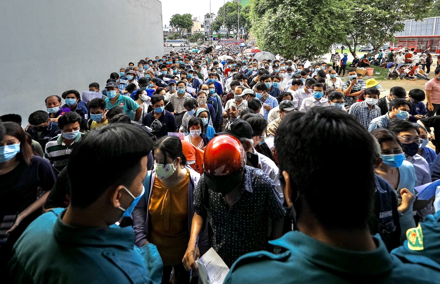 Nghich ly gian cach khi tiem vaccine o TP.HCM hinh anh