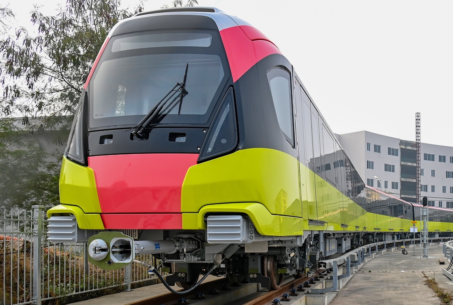 Tau dien Nhon - Ga Ha Noi chay thu nghiem sang 1/7 hinh anh