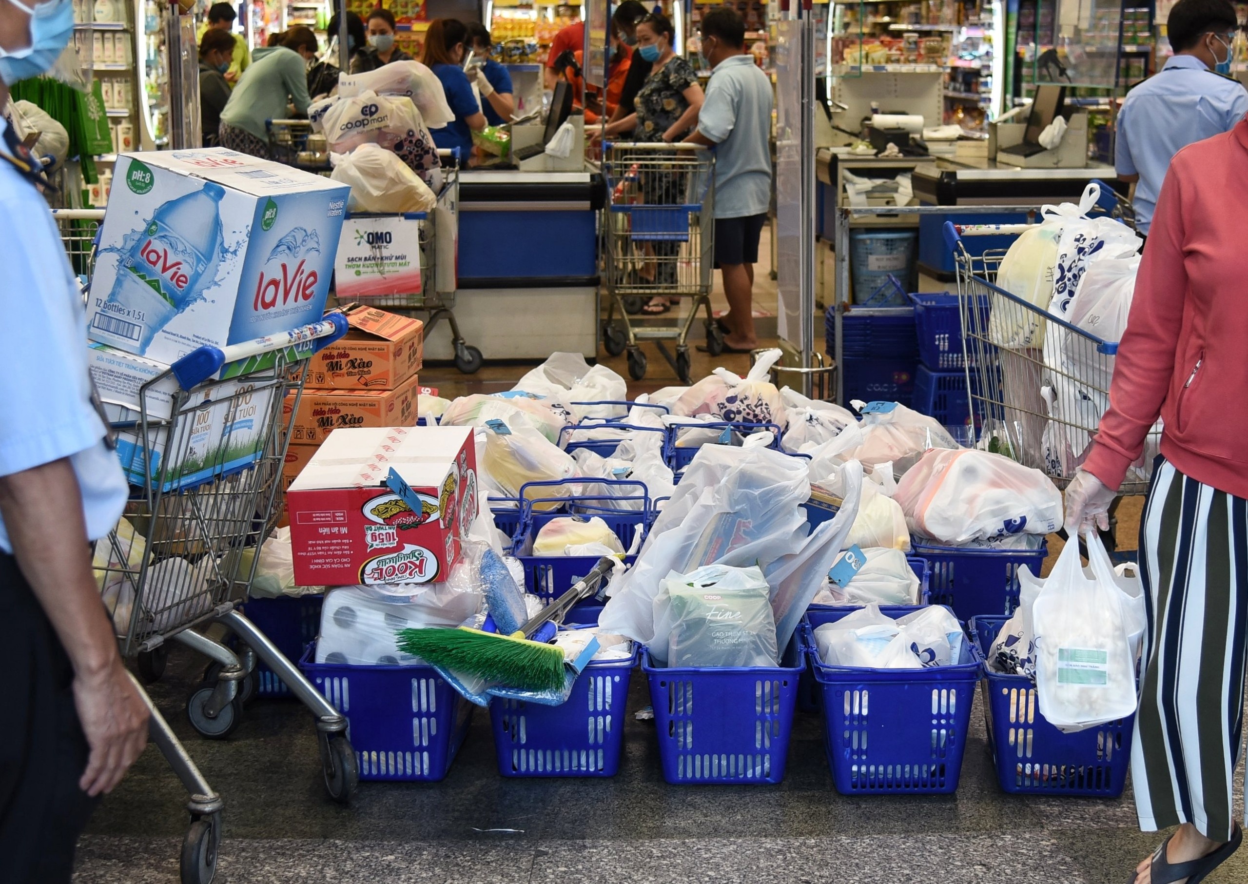 mua thuc pham gian cach xa hoi anh 9