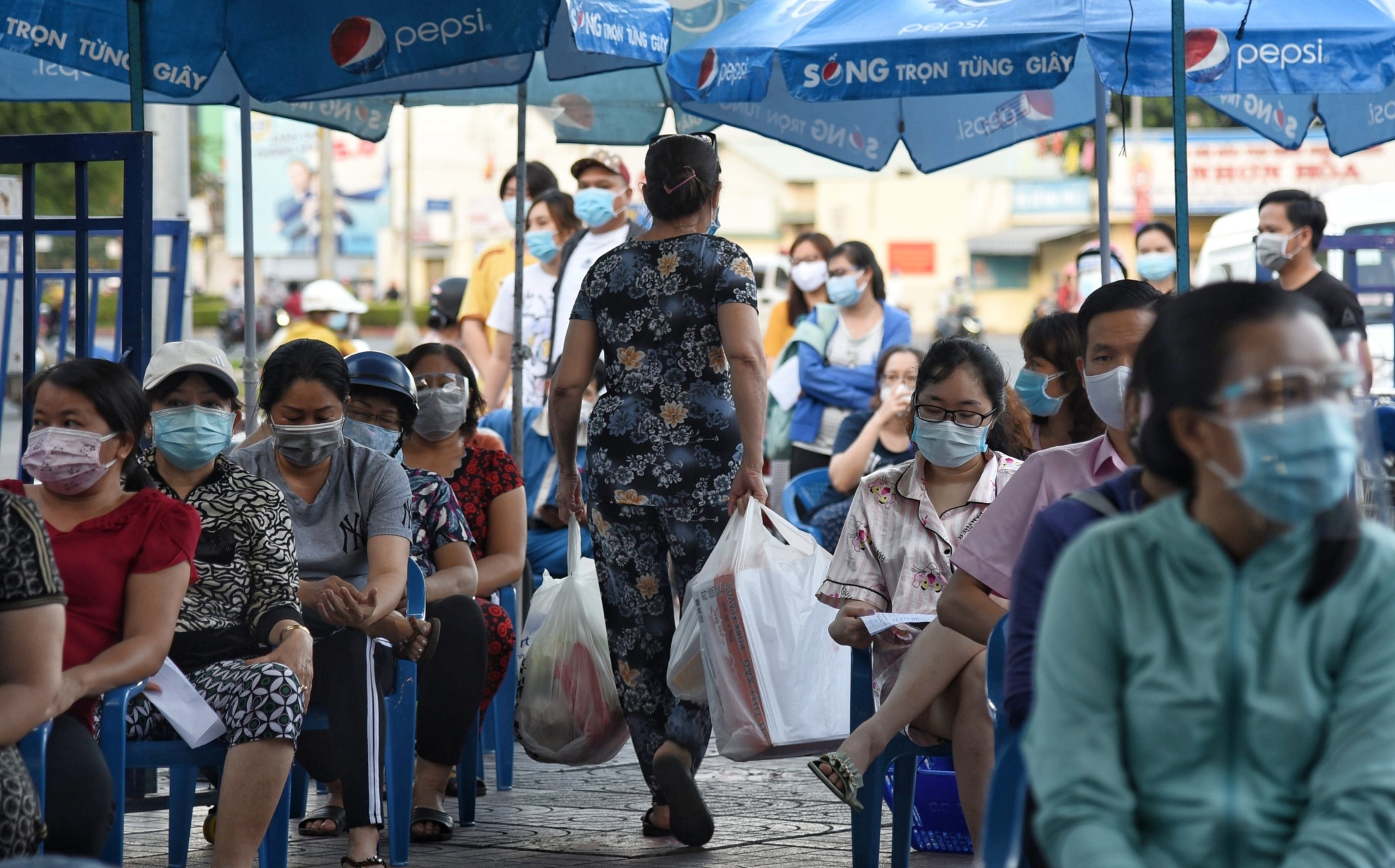 mua thuc pham gian cach xa hoi anh 7