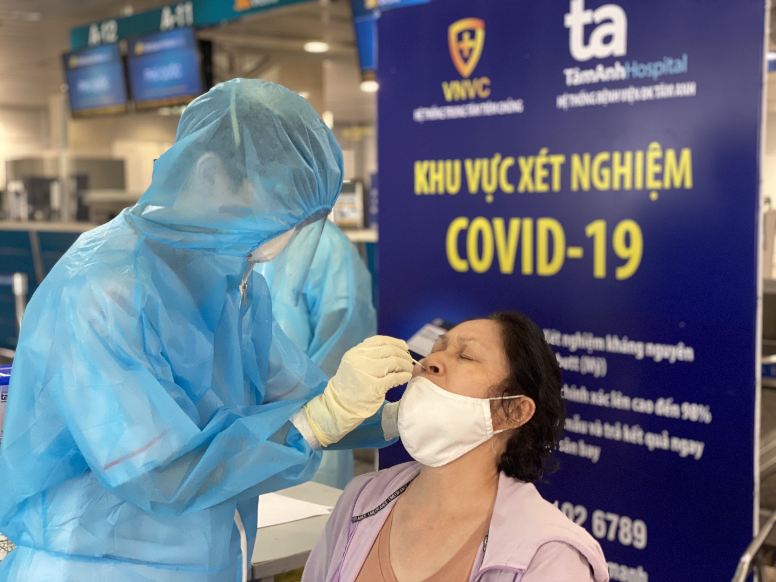 xet nghiem Covid-19 tai Tan Son Nhat anh 1