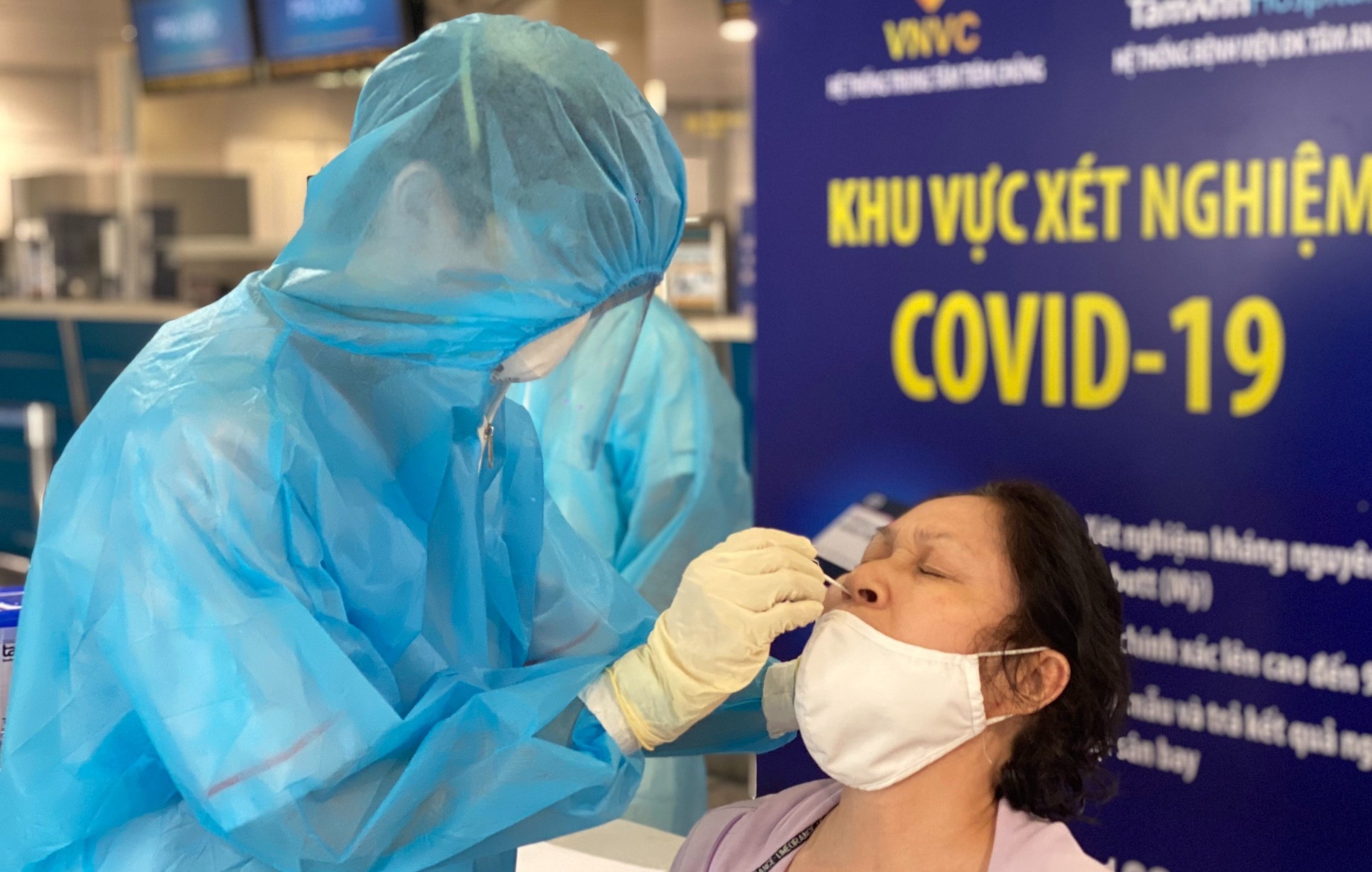 Xet nghiem nhanh Covid-19 tra phi tai san bay Tan Son Nhat hinh anh