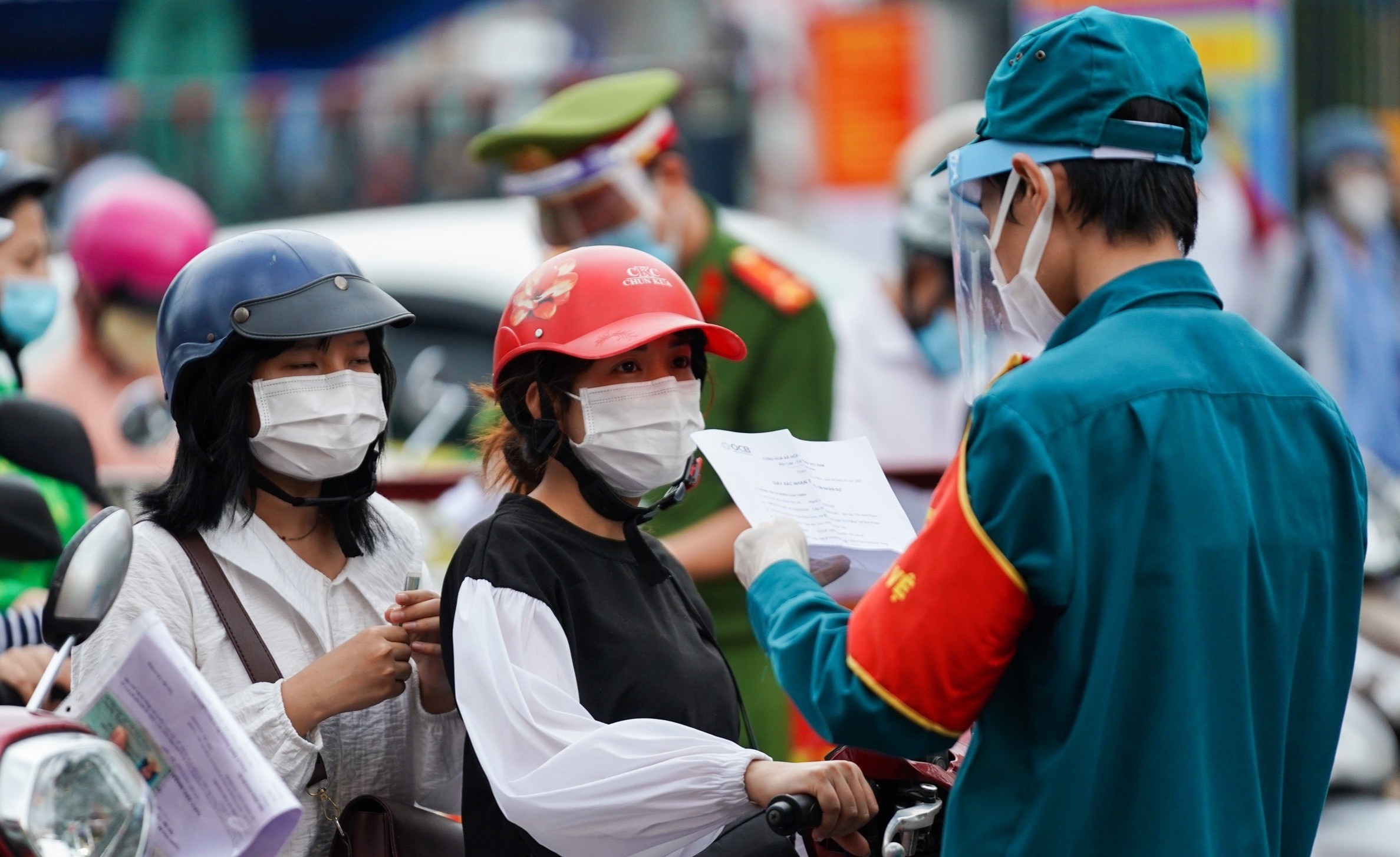 Chuyen gia kinh te: 'TP.HCM nen gian cach triet de hon' hinh anh