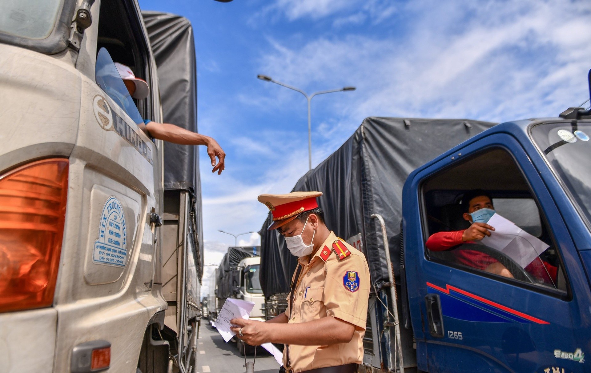 Xem xet mien 'giay thong hanh' cho xe cho hang thiet yeu hinh anh