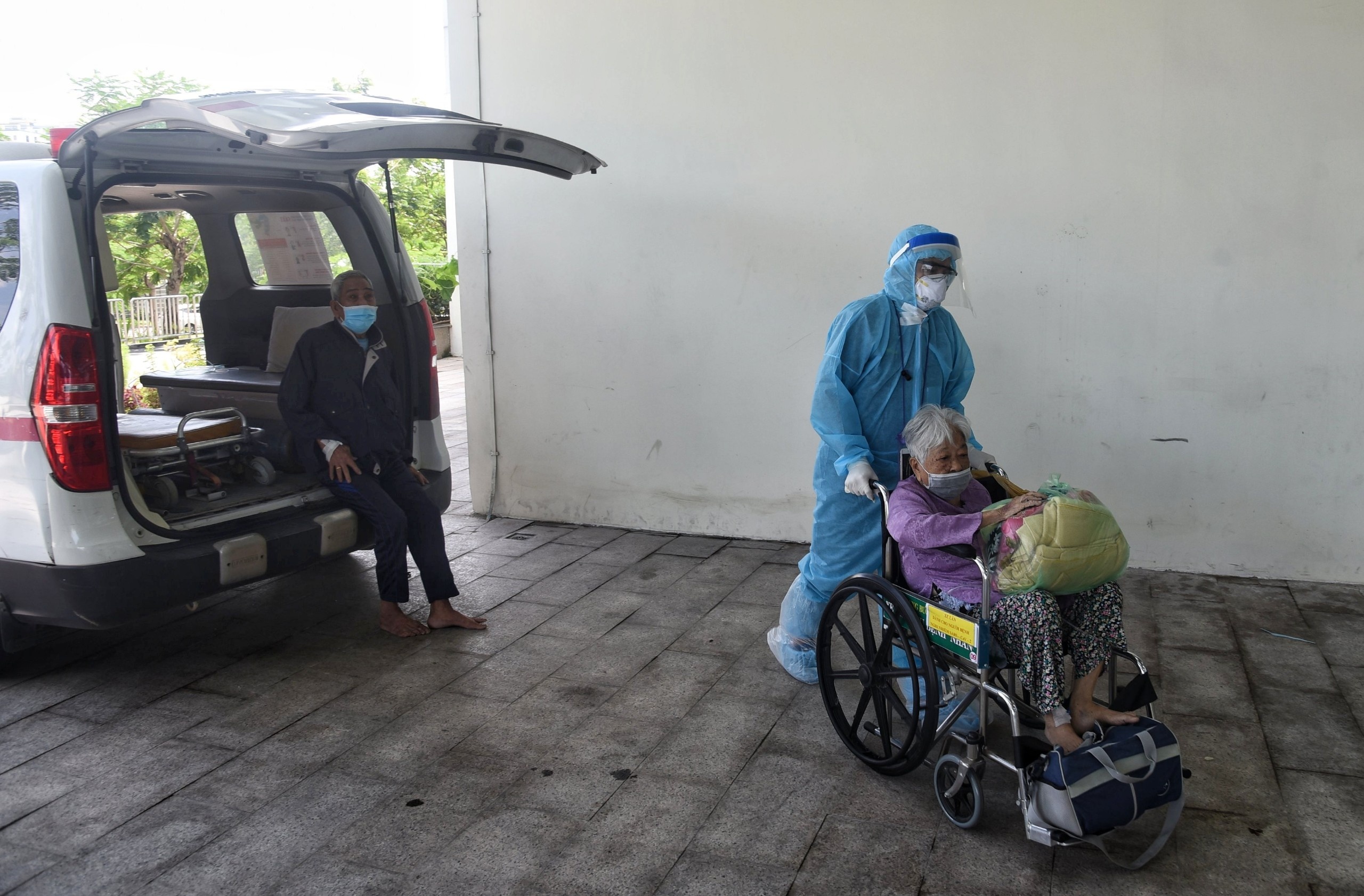 Tu si Cong giao tinh nguyen cham soc benh nhan F0 tai TP.HCM hinh anh