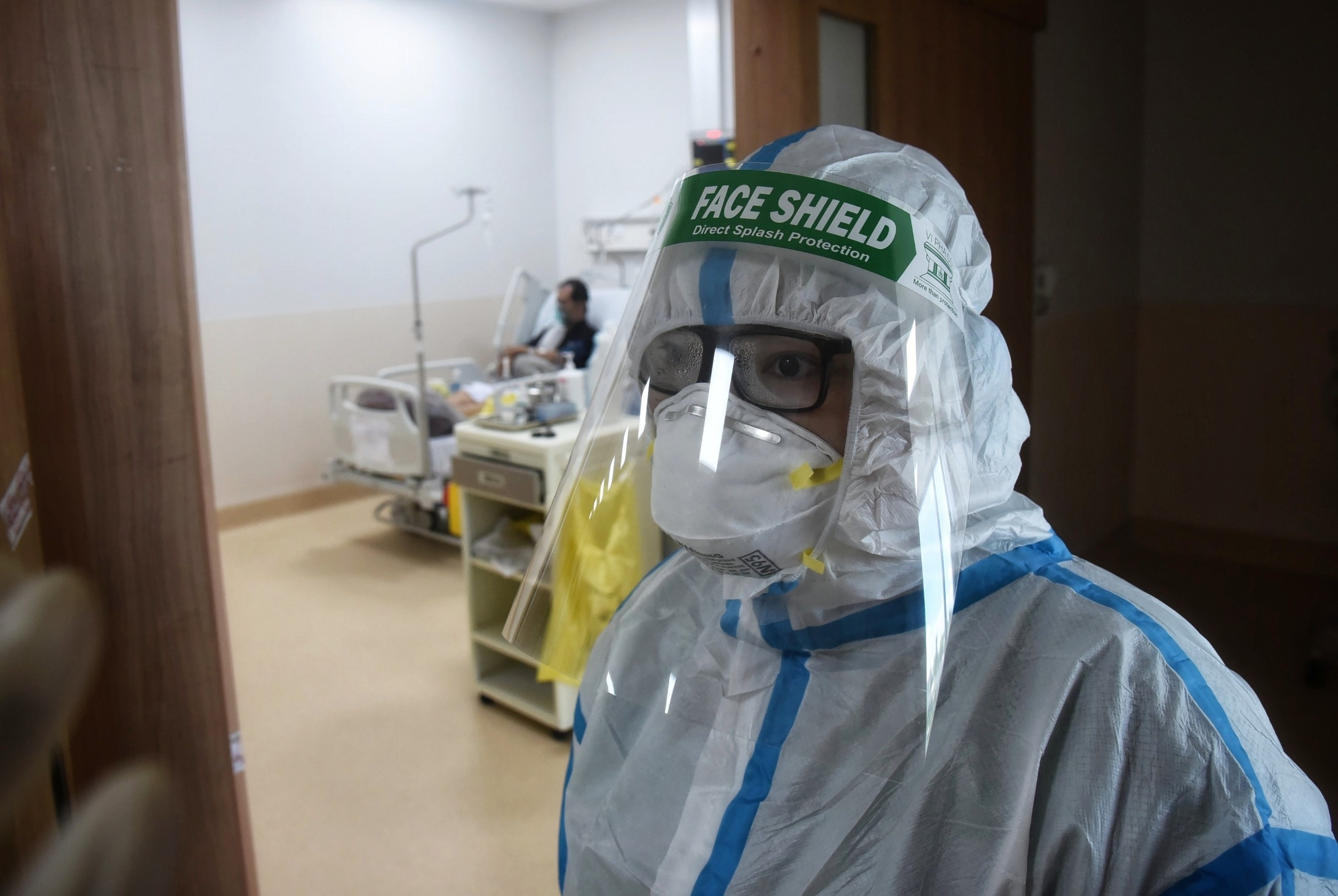 Bac si dieu tri: Khi benh nhan Covid-19 tinh, viec dau tien la khoc hinh anh