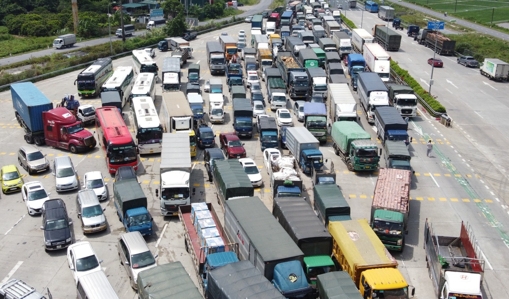 Cua ngo Ha Noi un tac trong ngay dau cach ly xa hoi hinh anh