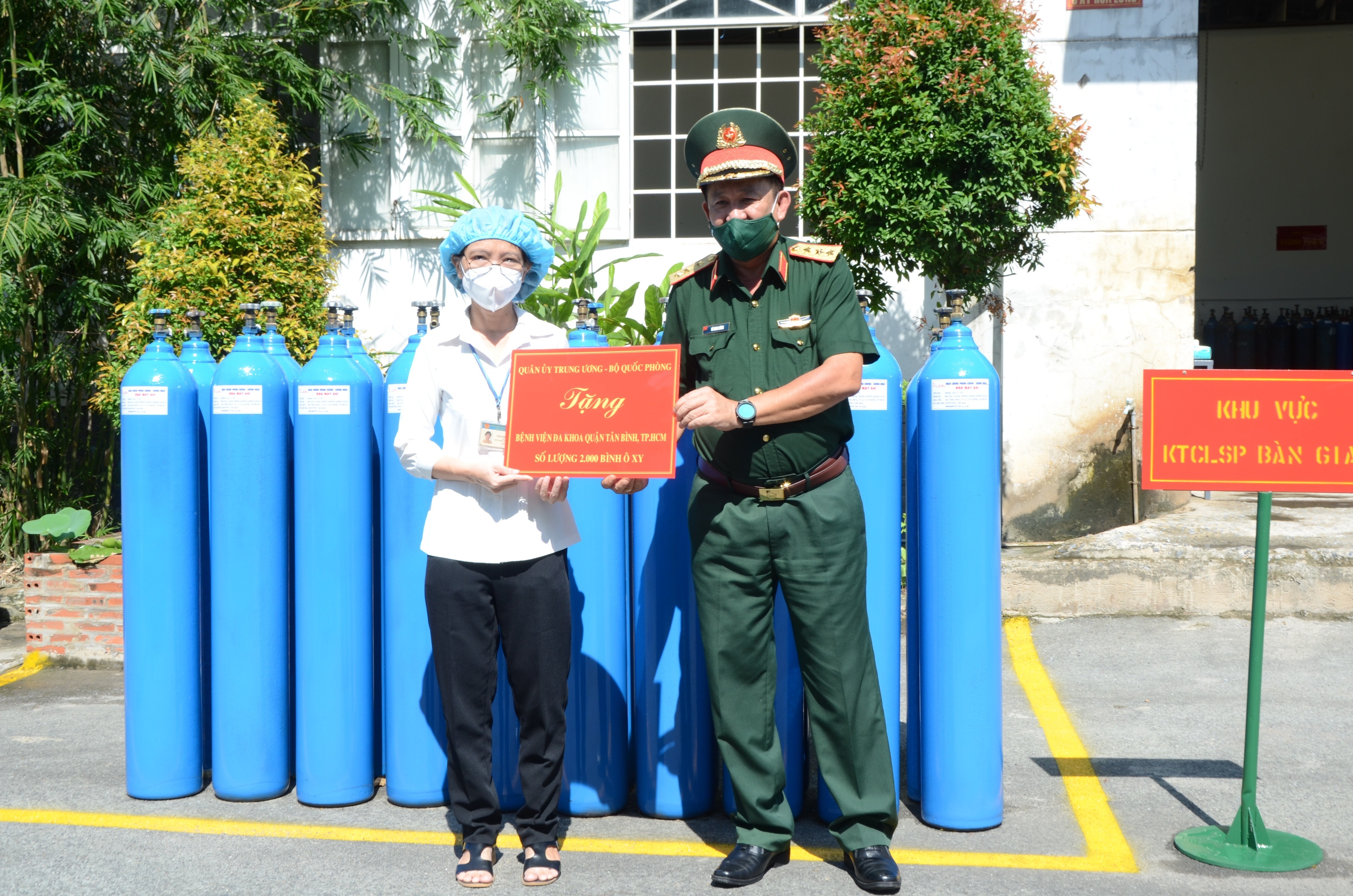 trao tang binh oxy anh 1