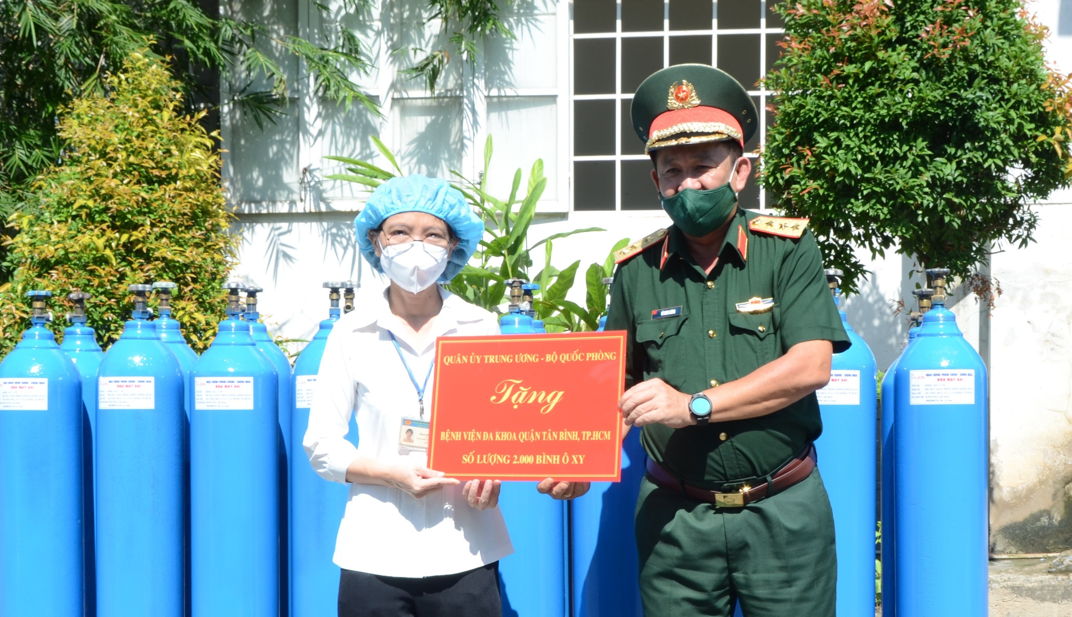 Quan doi tang 10.000 binh oxy cho benh vien dieu tri Covid-19 hinh anh
