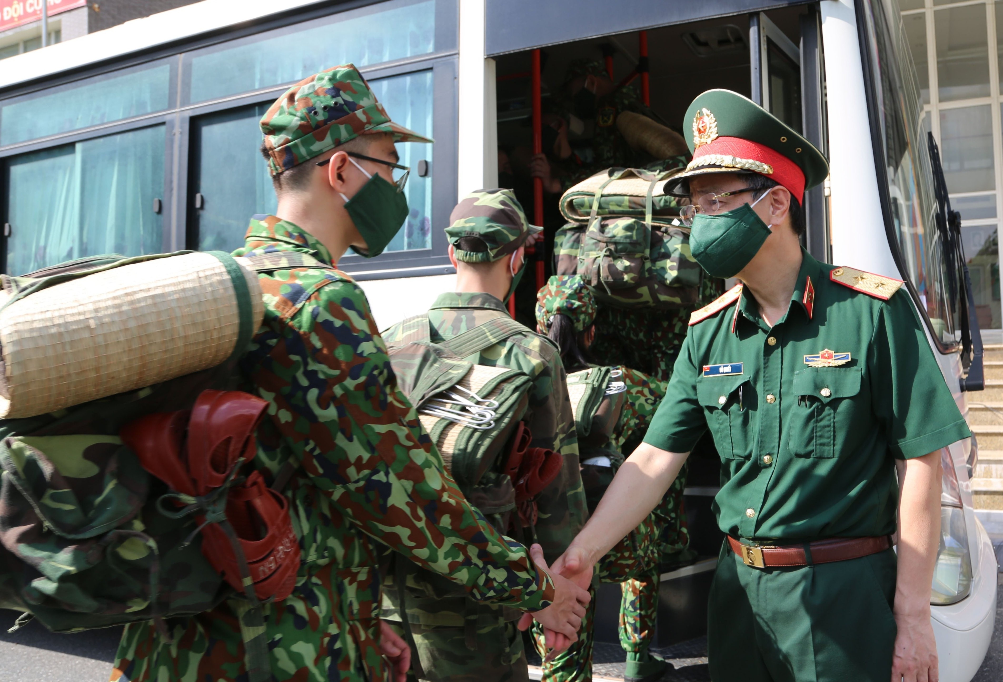 Quan y duoc chi vien tu Ha Noi se den tan nha cham soc F0 o TP.HCM hinh anh