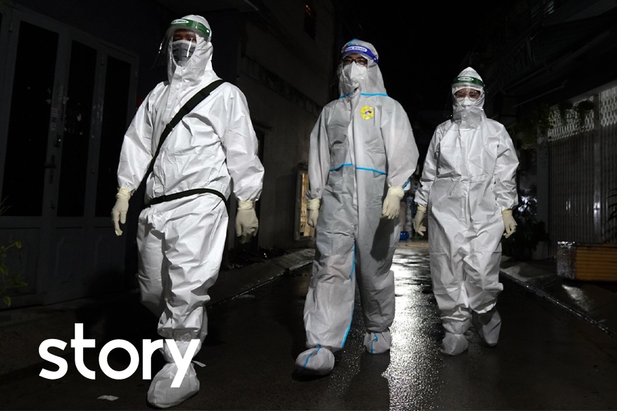 Linh quan y tai TP.HCM: Ngay tiem chung, dem tham kham F0 hinh anh