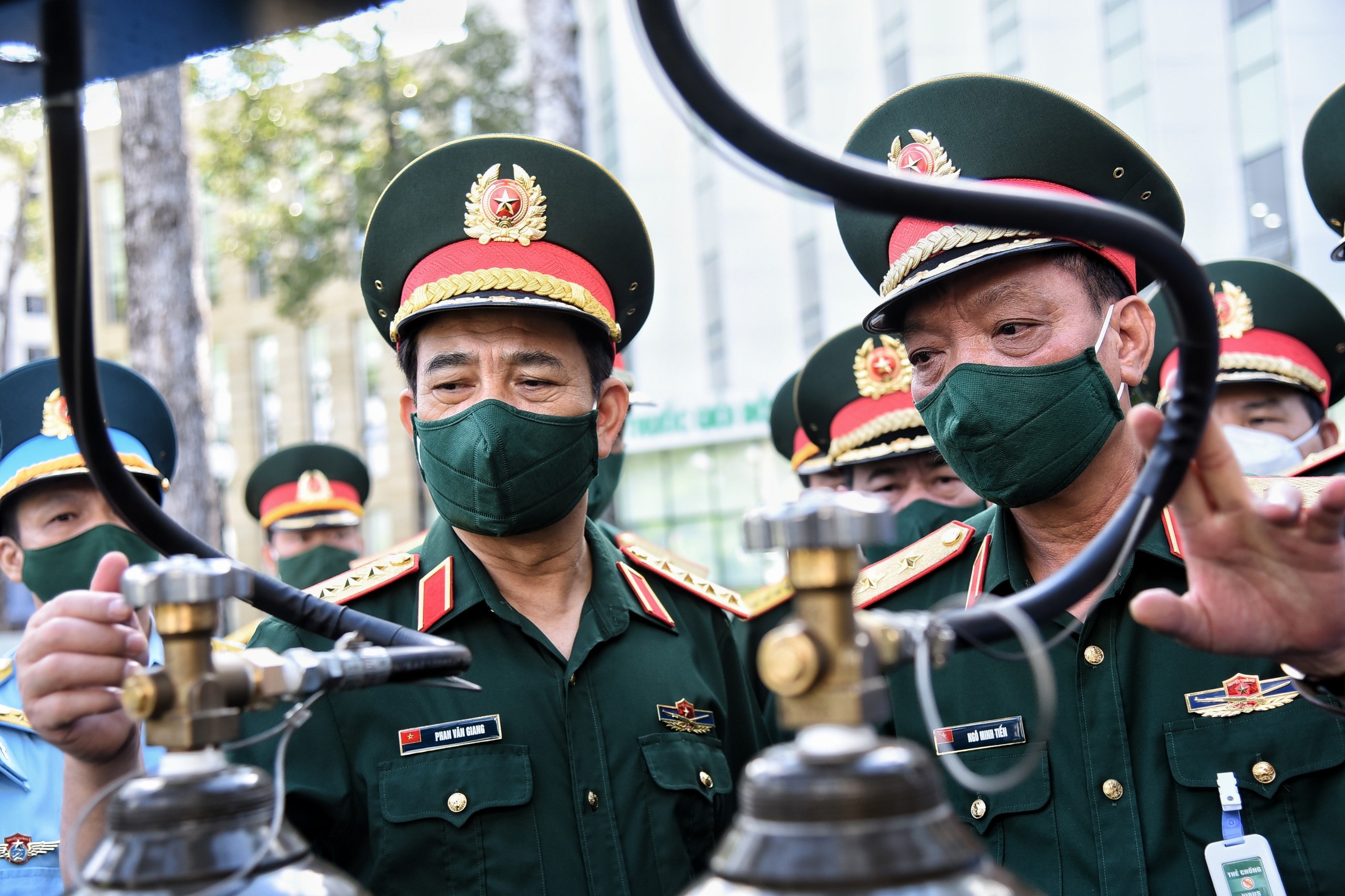 quan doi san xuat oxy y te anh 3