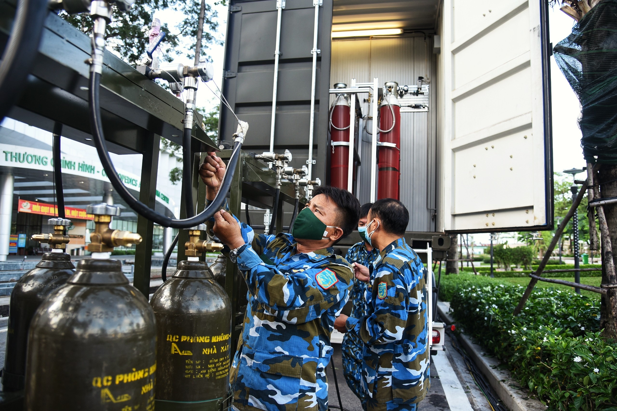 quan doi san xuat oxy y te anh 4