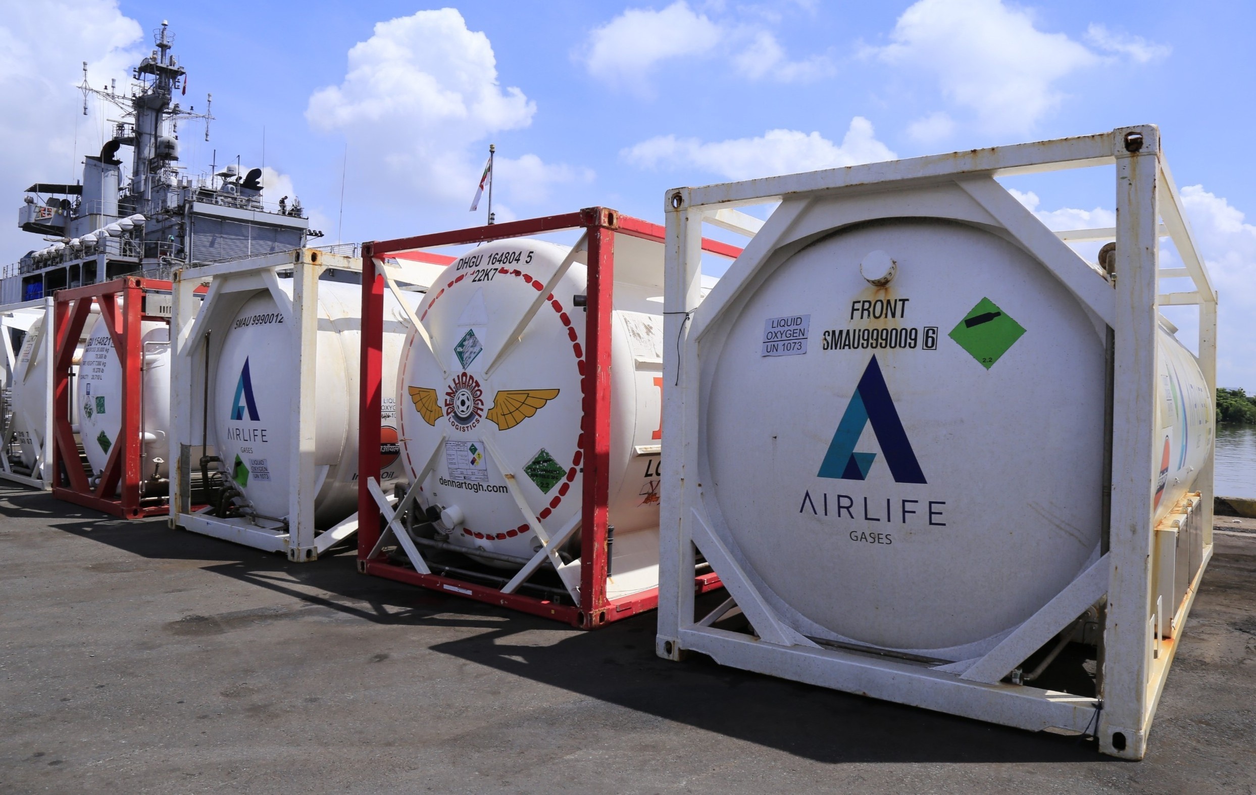 TP.HCM tiep nhan 100 tan oxy tu tau chien An Do hinh anh