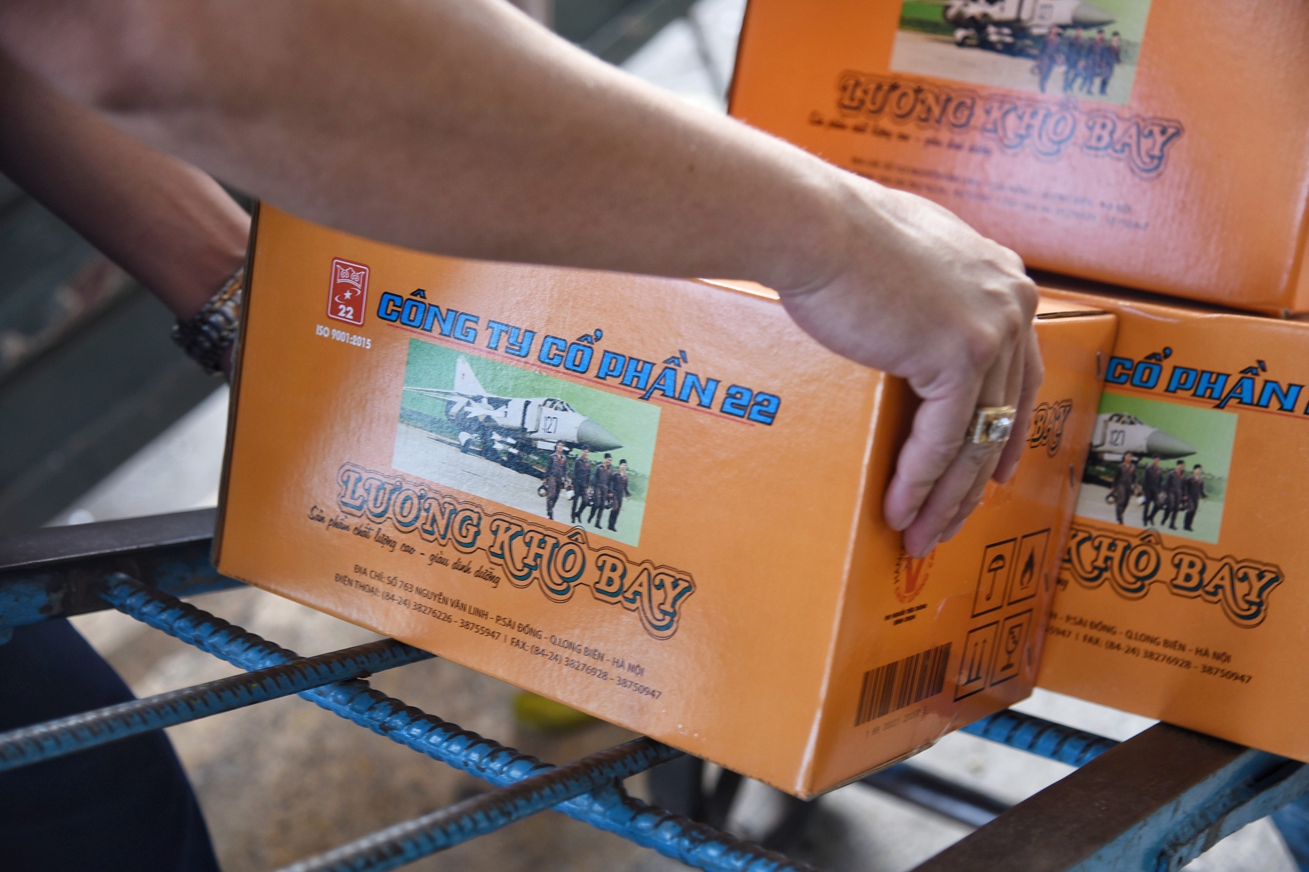 Quan doi chuyen 80 tan luong kho, thit hop den TP.HCM hinh anh