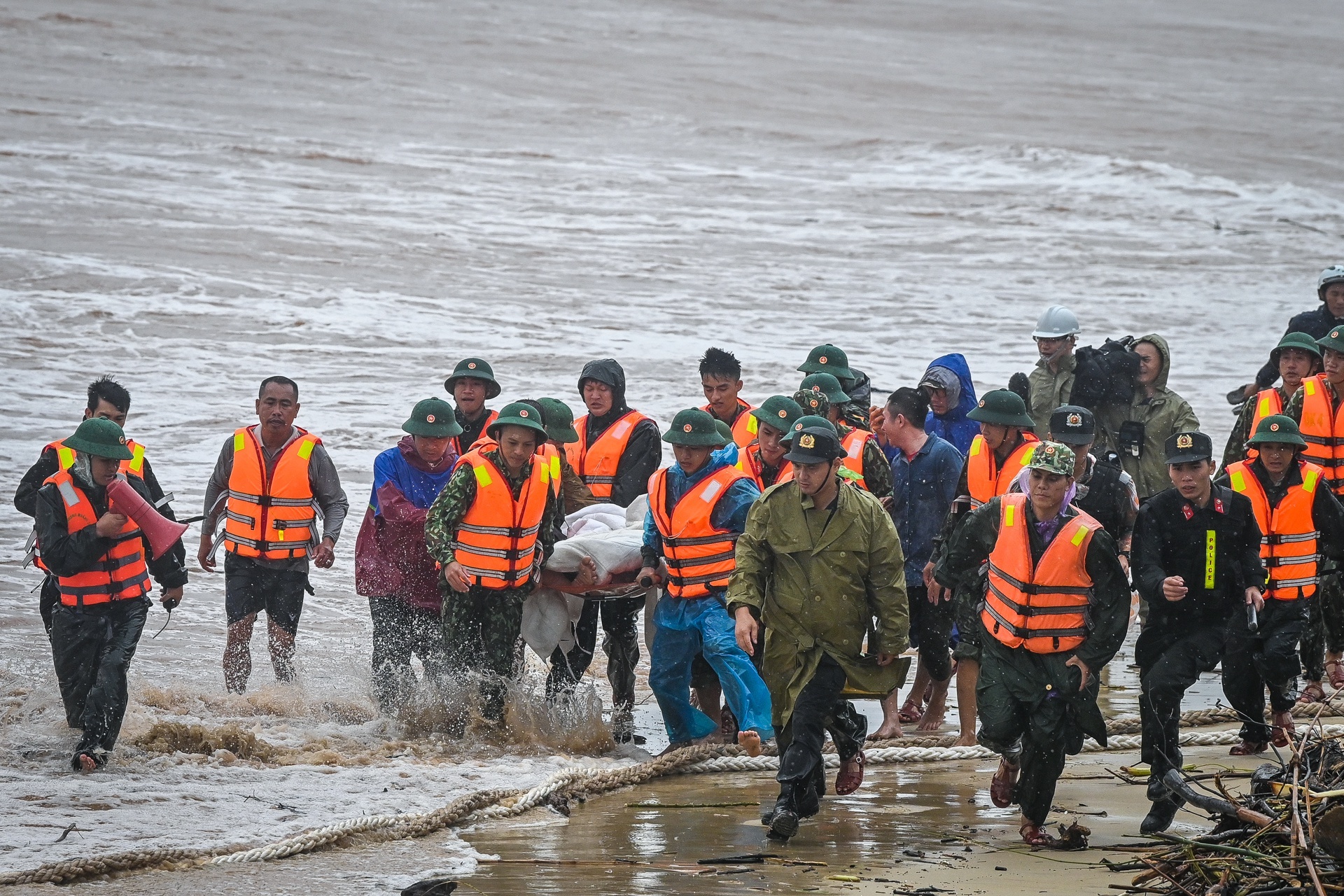 bao so 5 do bo mien Trung anh 1