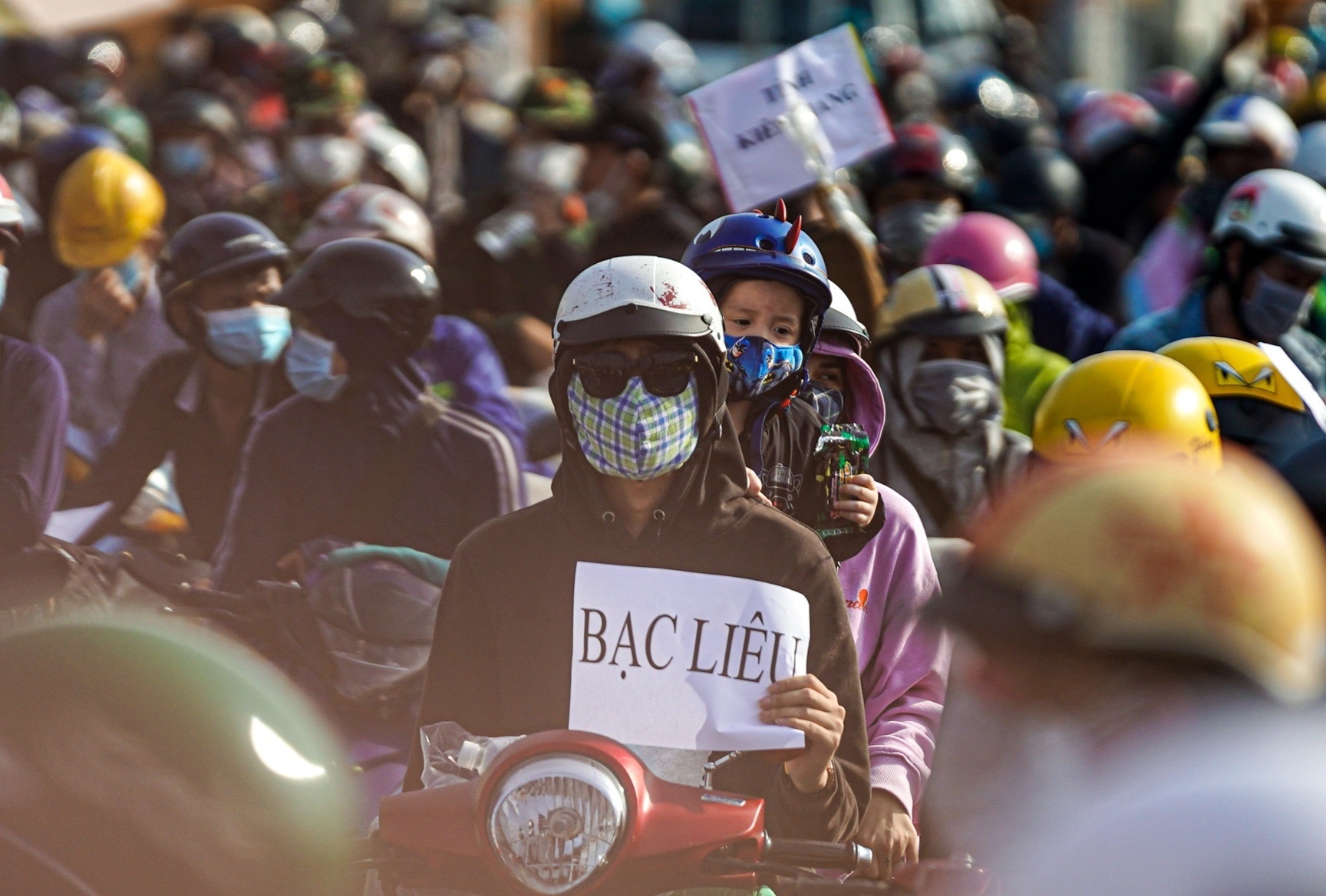 Huy dong 30 xe khach dua nguoi mien Tay roi TP.HCM hinh anh