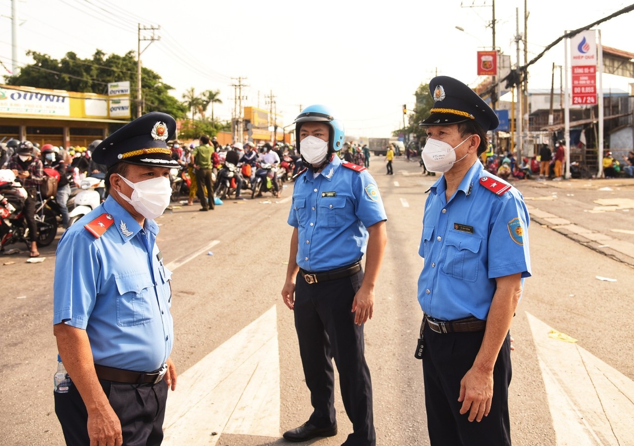 dua nguoi dan ve que. anh 2