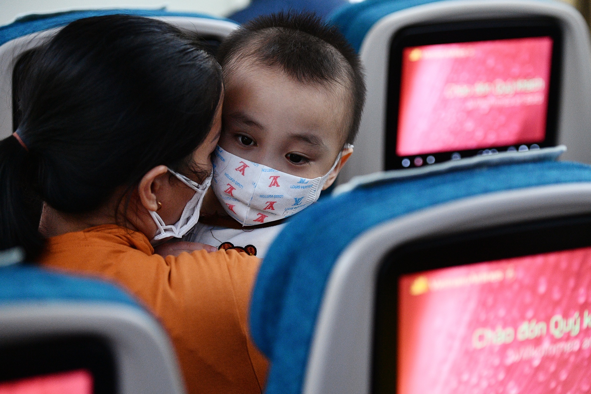 Bo GTVT: Tre chua tiem vaccine, nhieu gia dinh khong the di may bay hinh anh