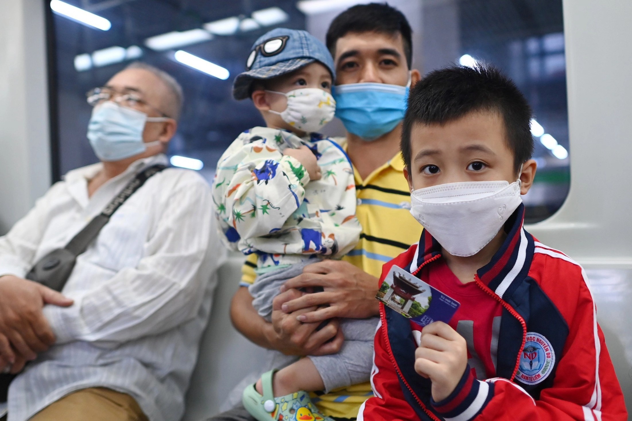 Nguoi dan duoc phat ve mien phi di tau dien Cat Linh - Ha Dong hinh anh