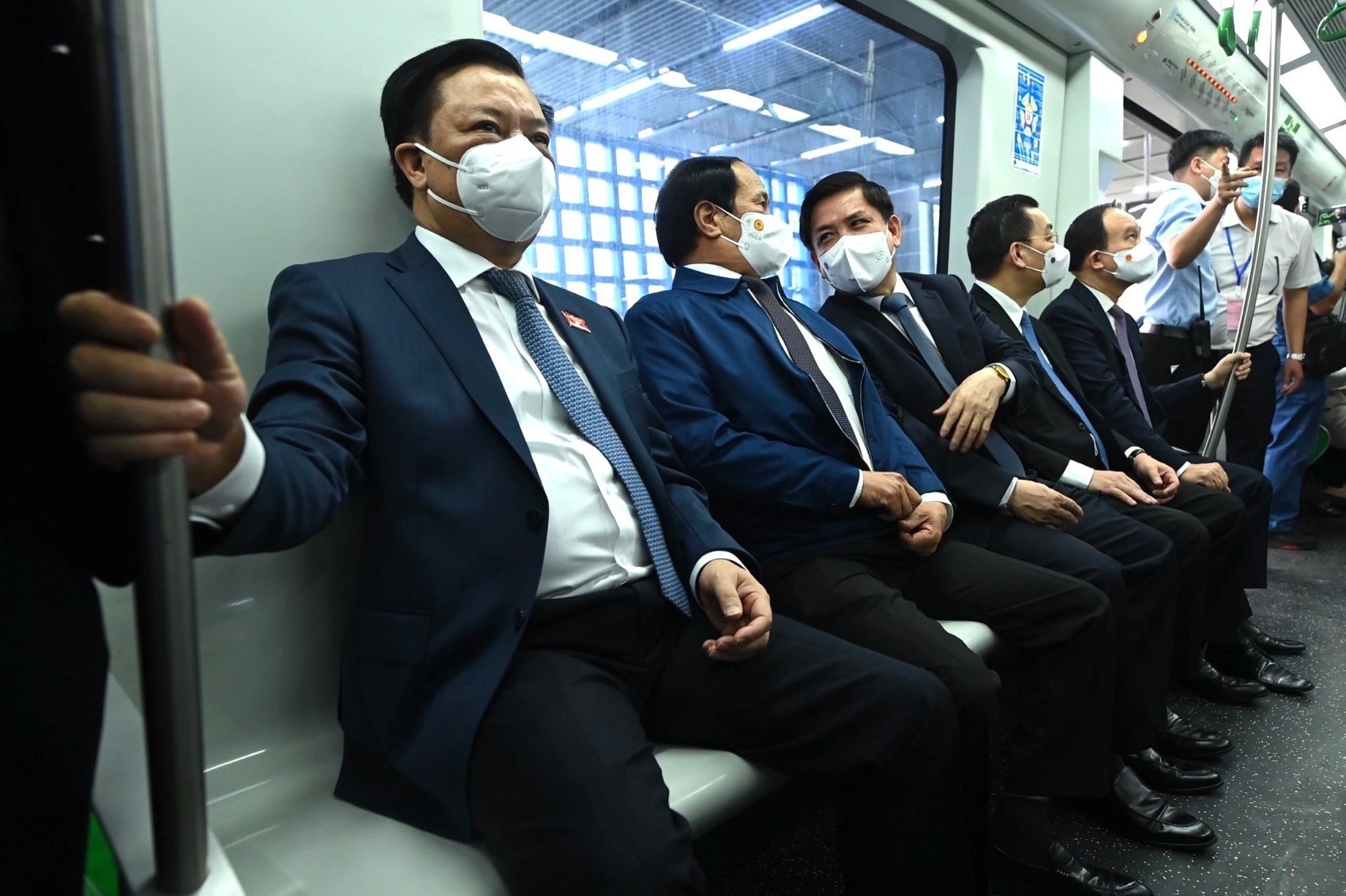 Lanh dao Chinh phu, Ha Noi trai nghiem tau dien Cat Linh - Ha Dong hinh anh