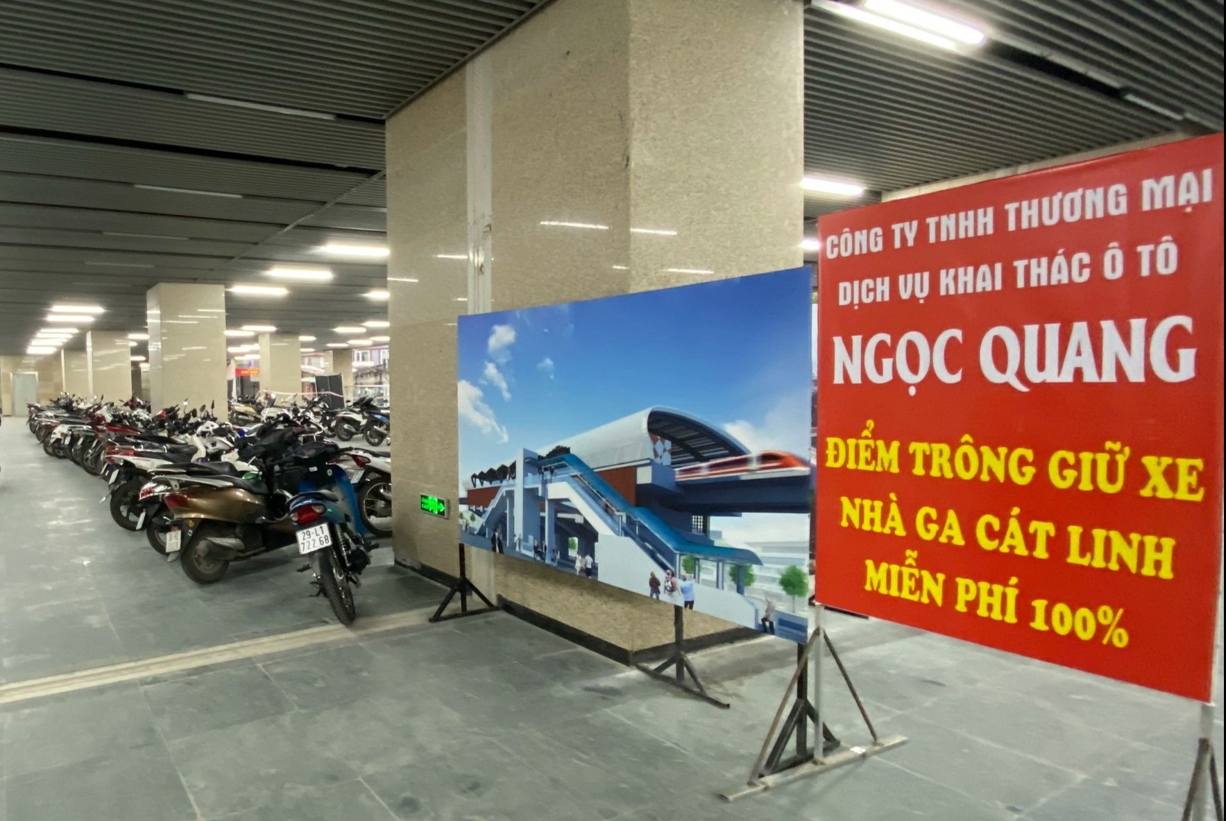 Hanh khach duoc gui xe may mien phi mot tuan o ga Cat Linh hinh anh