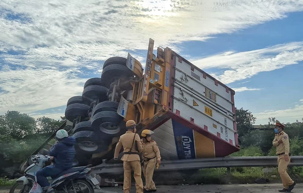 Tai nan o cau Thanh Tri, giao thong un tac keo dai hinh anh