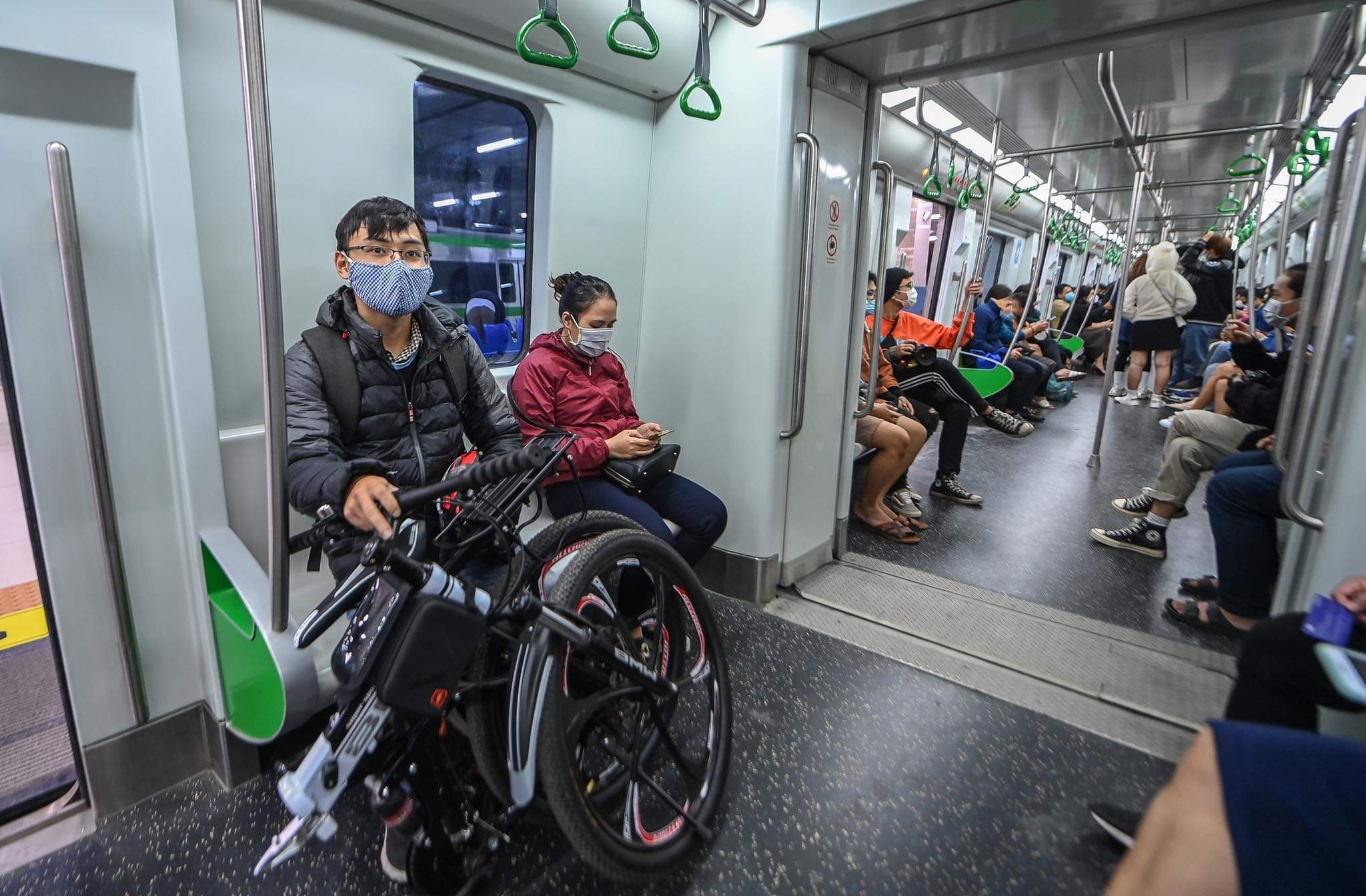 Khach di tau dien Cat Linh - Ha Dong anh 2