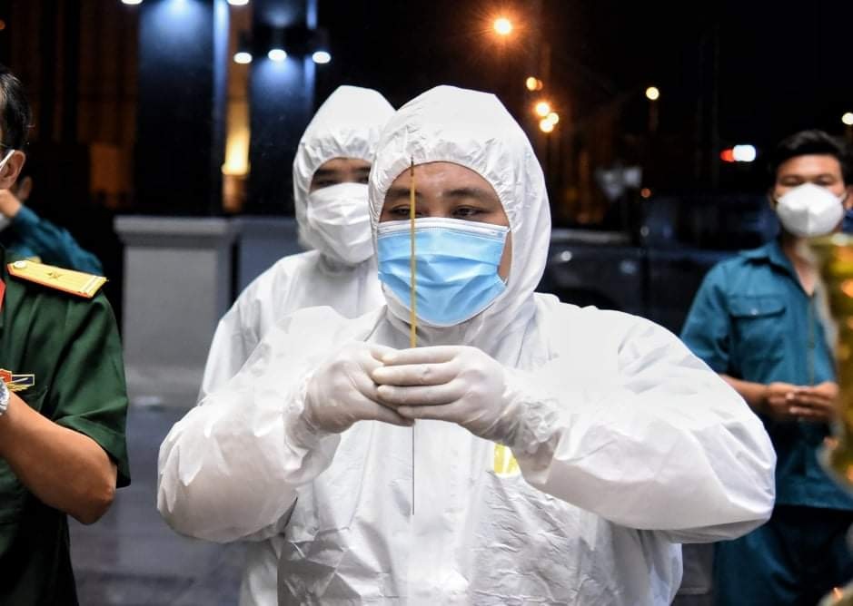 To chuc tuong niem nguoi mat vi Covid-19 tai diem cau TP.HCM va Ha Noi hinh anh