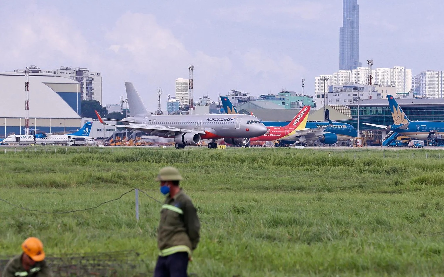Bo Giao thong thuc tien do hoan thanh duong bang Noi Bai, Tan Son Nhat hinh anh