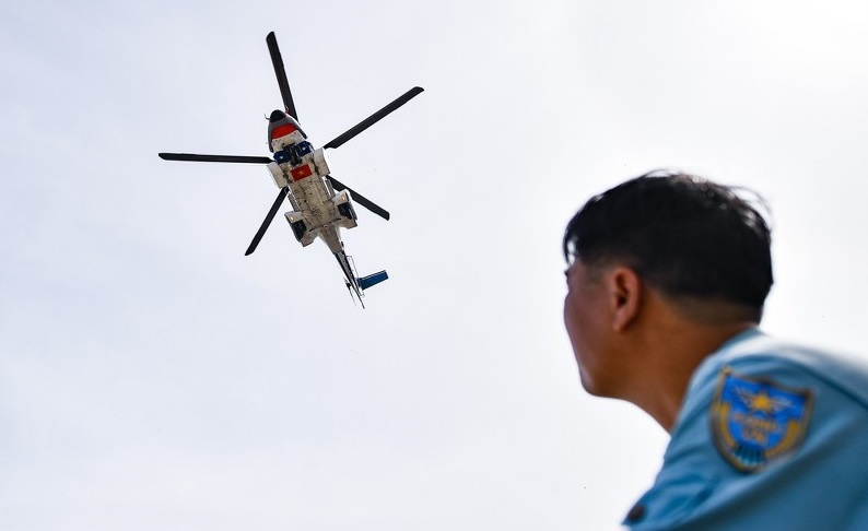 Dua truc thang ra Truong Sa cap cuu nguoi bi uon van hinh anh